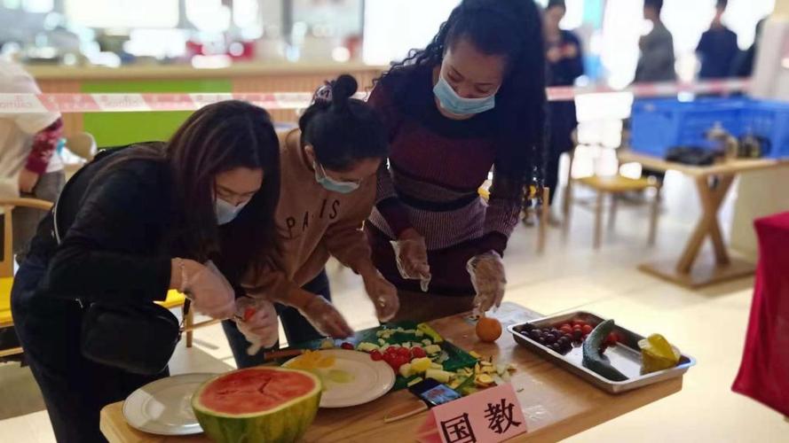 饮食服务科举办我院学生水果拼盘制作比赛